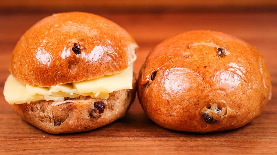 Raisin Buns (2 Pack)